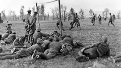 Soldados de la I Guerra Mundial observan desde la banda c&oacute;mo sus compa&ntilde;eros de filas juegan al f&uacute;tbol.