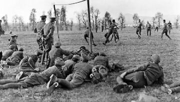 Soldados de la I Guerra Mundial observan desde la banda c&oacute;mo sus compa&ntilde;eros de filas juegan al f&uacute;tbol.