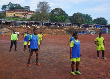 Las mujeres del Centro de Servicios Correccionales entrenan para la primera liga profesional femenina de Sierra Leona.