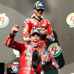 Márquez ‘juega’ con Bagnaia