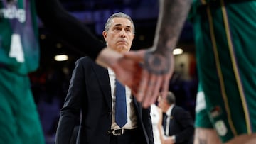 MADRID, 28/12/2025.- El entrenador del Real Madrid, Sergio Scariolo, durante el partido de la Liga Endesa de baloncesto que Real Madrid y Unicaja disputan este domingo en Madrid. EFE/Mariscal
