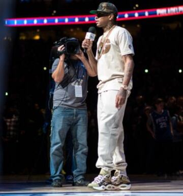 Los Sixers rindieron homenaje a Allen Iverson haci¨¦ndole entrega de la chaqueta especial que le reconoce como miembro del Sal¨®n de la Fama.