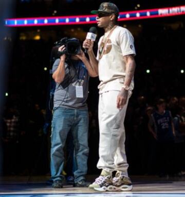 Los Sixers rindieron homenaje a Allen Iverson haciéndole entrega de la chaqueta especial que le reconoce como miembro del Salón de la Fama.