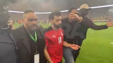 Lo llenan de láseres, queda fuera del Mundial y encima esto: el infierno de Salah