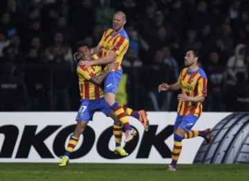 Philipe Senderos de Valencia celebra con su compañero de equipo, Eduardo Vargas después de anotar un gol ante el Ludogorets