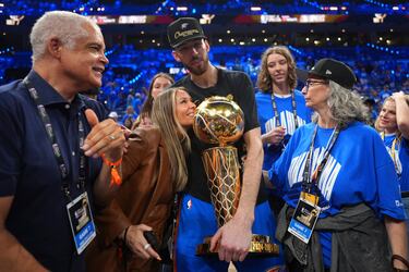 Chet Holmgren sostiene el Trofeo del Campeonato Larry O'Brien mientras celebra con su equipo tras ganar el campeonato de baloncesto de la NBA en el séptimo partido contra los Indiana Pacers.