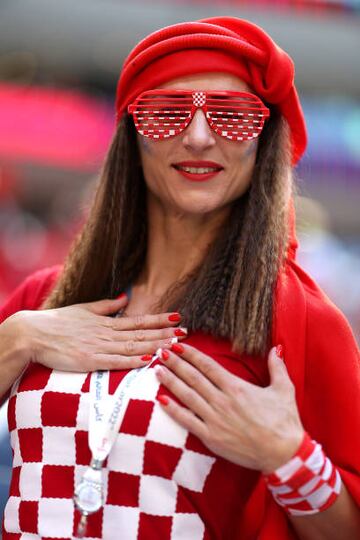 Hoy en el Al Bayt Stadium se enfrentan las selecciones de Croacia y Marruecos y los seguidores de ambos combinados han llenado de color el estadio. 