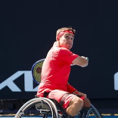 De la Puente pasa en individuales y Caverzaschi en dobles