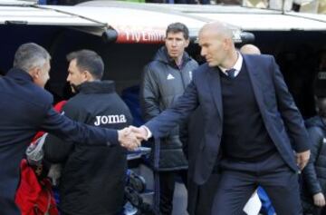 Saludo de los entrenadores antes del partido.