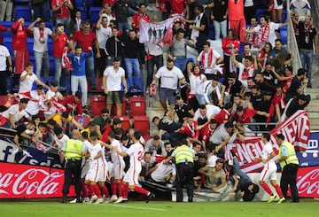 Seguidores del Sevilla caen tras ceder una de las vallas en Ipurúa