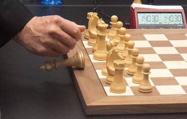 Carlsen-Caruana, primer asalto: tablas tras 7 horas y metedura de pata de Woody Harrelson