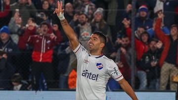 AME7615. MONTEVIDEO (URUGUAY), 05/08/2022.- Luis Suárez del Nacional celebra hoy tras anotar contra Rentistas, su primer gol en el Clausura uruguayo, durante un partido por la segunda fecha del torneo en el estadio Gran Parque Central, en Montevideo (Uruguay). EFE/Raúl Martínez
