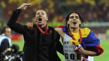 Simeone y Falcao celebran el título con el Atlético de Madrid de la Liga de Europa 2012.