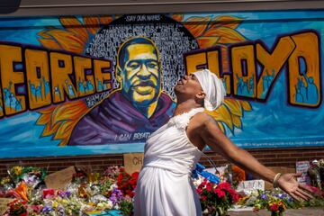 A woman reacts at a memorial for George Floyd following a day of demonstration in a call for justice for George Floyd, who died while in custody of the Minneapolis police, on May 30, 2020 in Minneapolis, Minnesota. - Demonstrations are being held across the US after George Floyd died in police custody on May 25. (Photo by kerem yucel / AFP)