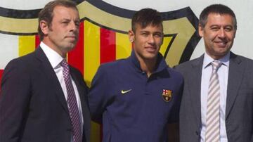 Neymar with Rosell and Bartomeu on his transfer to Barcelona