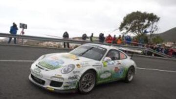 Vallejo con su Porsche.