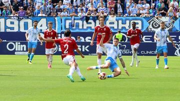 Roberto, rodeado de contrarios en el Málaga-Murcia.