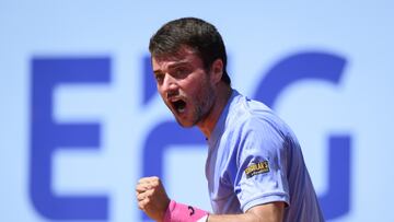 El tenista español Pedro Martínez celebra un punto durante su partido de cuartos de final del Torneo de Gstaad.