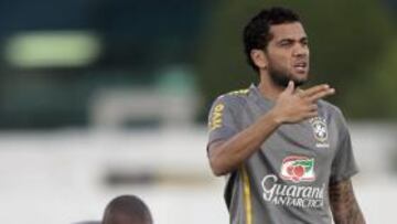 <b>NOVEDAD. </b>El barcelonista Dani Alves, ayer en el entrenamiento.