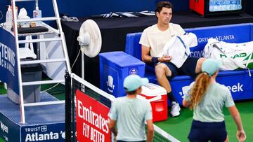 Taylor Fritz descansa en el banquillo durante su partido de semifinales ante John Isner en el Truist Atlanta Open.