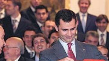 <b>UNOS MOMENTOS INOLVIDABLES</b>. La representación del Atlético vivió ayer una jornada inolvidable. Jesús Gil entregó al Príncipe Felipe unos patucos con los colores del Atlético. Cerezo le dio la insignia de oro y brillantes y una camiseta con el nombre de Letizia.