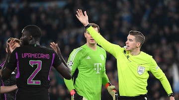 Bayern Munich's French defender #02 Dayot Upamecano (L) receives a red card from French referee Francois Letexier during the UEFA Champions League last 16 first leg between Lazio and Bayern Munich at the Olympic stadium on February 14, 2024 in Rome. (Photo by Alberto PIZZOLI / AFP)