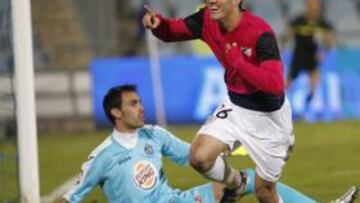 <b>UN GOL CASI DEFINITIVO. </b>Juanmi celebra su tanto con Codina abatido en el suelo.