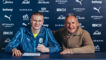 MANCHESTER, 17/01/2025.- El delantero Erling Haaland (izda), de 24 años, posa junto al director deportivo del City, Txiki Begiristain, tras ampliar su contrato por diez temporadas, con lo que el internacional noruego queda ligado al equipo inglés hasta 2034. EFE/Manchester City CRÉDITO OBLIGATORIO? SOLO USO PERMITIDO PARA ILUSTRAR LA NOTICIA QUE APARECE EN EL PIE DE FOTO? SÓLO USO EDITORIAL