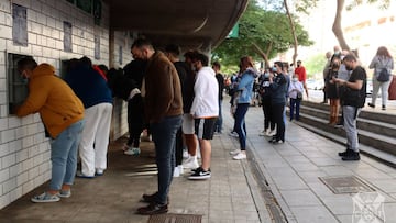 Aficionados compran entradas para el partido contra las Palmas.