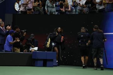 Serena Williams, apareció en la Arthur Ashe como un superheroína, con una capa de lentejuelas doradas en mitad de un estruendo impresionante de los casi 24.000 espectadores que abarrotaron la pista de tenis más grande del mundo.