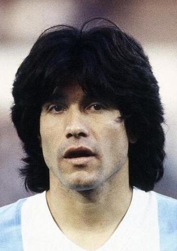 Fue campeón del mundo con Argentina en México '86 y dos años después llegó a Cobreloa, club donde ganó el título nacional de 1988.