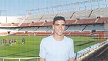 <b>REGRESO FUGAZ</B>. Reyes estuvo ayer en el Sánchez Pizjuán y saludó a sus ex compañeros.