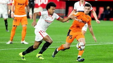 Jules Kounde y Hugo Guillam&oacute;n, en el Sevilla-Valencia.