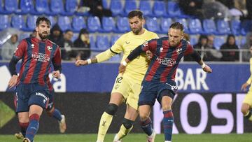 Diego González pugna por un balón con Leo Baptistao en presencia de Javi Pérez.