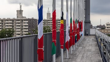 Una fila de banderas nacionales recogidas antes de la gala inaugural de los Juegos Ol&iacute;mpicos de Tokioo 2020