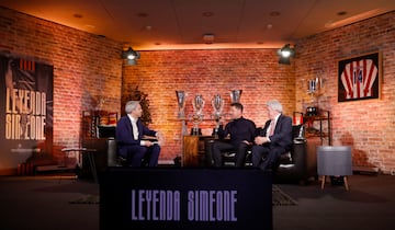 Vicente Vallés, presentador del acto, con Diego Pablo Simeone y Enrique Cerezo, presidente del Atlético de Madrid.