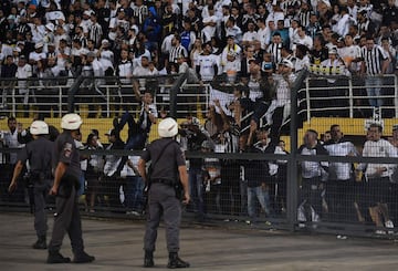 El partido entre Santos e Independiente fue suspendido a pocos minutos de final por incidentes en las tribunas del Pacaembú cuando el juego iba 0-0. Este resultado le da la clasificación a Independiente a los cuartos de final de la Copa Libertadores luego de la decisión de la Conmebol de otorgarle el triunfo 3-0 en la ida por la mala inclusión del uruguayo Carlos Sánchez.