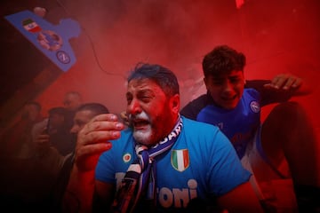 Aficionados del NApoli celebran la consecución de la Serie A. 