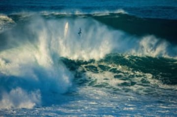 El rescate más sonado del día lo hizo Garrett Mcnamara con su Jet Ski... a Damien Hobgood. Viéndolo en la foto, se entiende por qué...