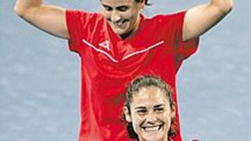 <b>MEDALLA. </b>Vivi Ruano hace un gesto significativo: medalla. Conchita, detrás, eufórica.