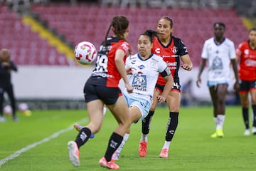 Alejandra Lomeli (L) of Atlas fights for the ball with Charlyn Corral (R) of Pachuca during the Semi-Finals first leg match between Atlas and Pachuca as part of the Torneo Clausura 2025, Liga MX Femenil at Jalisco Stadium on April 23, 2025 in Guadalajara, Jalisco, Mexico.