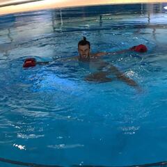 Bale festeja el pase mientras trabaja para recuperarse