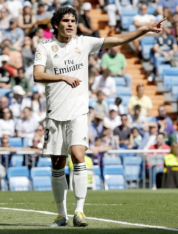 Entre los centrales es seguro que entre Vallejo y Nacho uno saldrá, dado que ha llegado Militao y seguirán Varane y Ramos. El zaragozano tiene más papeletas.