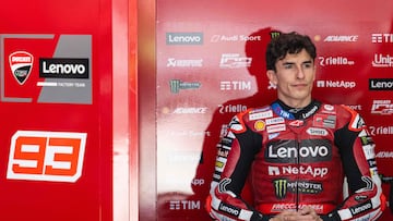 Marc Márquez en el box de Ducati durante la pretemporada de MotoGP 2026.