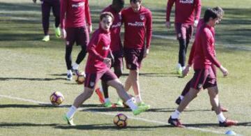 Simeone tiene dudas para el once inicial ante el Barcelona.