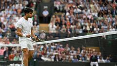 Carlos Alcaraz celebra un punto contra Aleksander Vukic en Wimbledon.