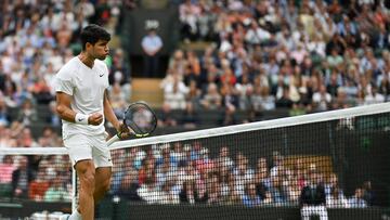 Carlos Alcaraz celebra un punto contra Aleksander Vukic en Wimbledon.