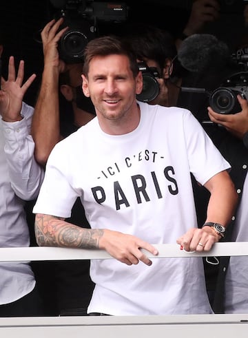 Leo Messi saluda a la afición a su llegada al aeropuerto Le Bourget, de París.