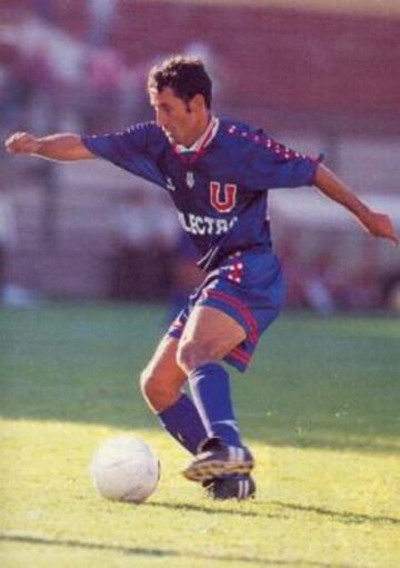 El actual DT de la Sub 20 defendió la camiseta de Universidad de Chile entre los años 1995 a 1998, periplo en el cual logra el Torneo Nacional de 1995.