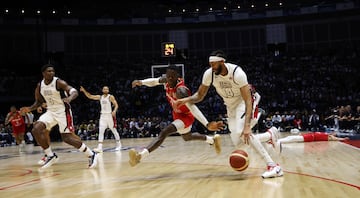 Dennis Schröder intenta arrebatarle el balón a Anthony Davis.